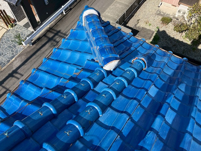 棟が曲がっている部分に漆喰